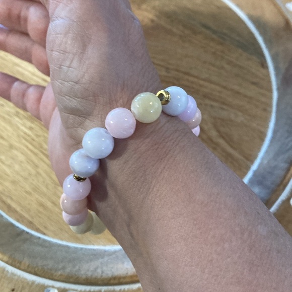 Pink rose stone bracelet with goldtone separators stretchy pink yellow white - Picture 3 of 7